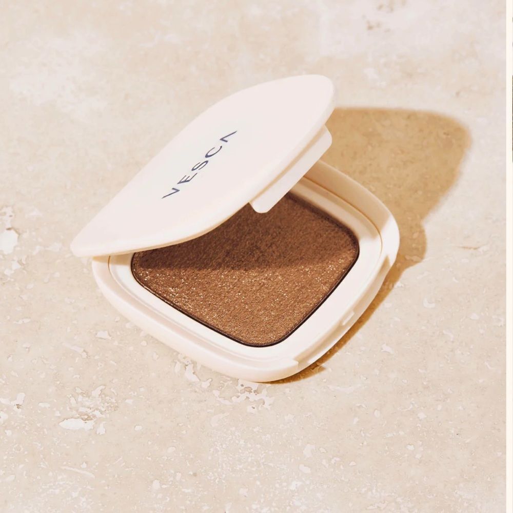 Vesca Stargaze Luminous Glow Highlighting Powder in Dream, a rich bronze shade